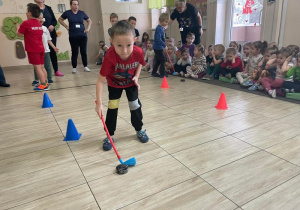 Dzieci podczas wyzywania z mini hokejem