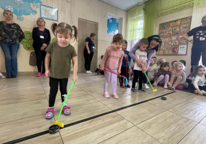 Dzieci podczas wyzywania z mini hokejem