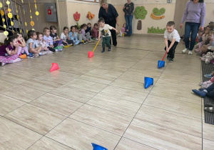 Dzieci przepychają pachołki