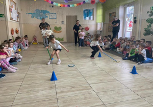 Dziewczynki w wyścigu z krążkami