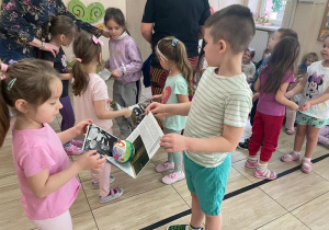 Dzieci przenoszą piłeczkę