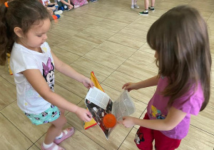 Dzieci przenoszą piłeczkę