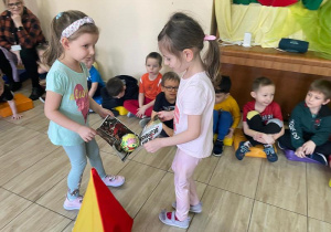 Dzieci przenoszą piłeczkę