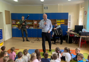 Pan Maciej wita wszystkie dzieci.