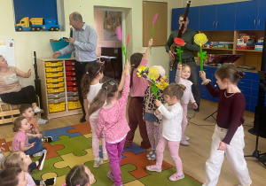 Dziewczynki z kwiatami tańczą wokół "pani wiosny".