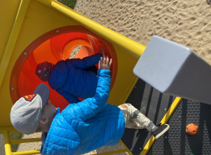 Wiosenne harce dzieci z grupy "Tygryski" na placu zabaw.