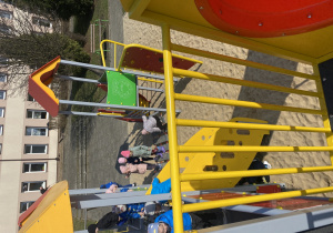 Dzieci pokonują różne elementy w drodze do zjeżdżalni.