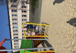 Dziewczynki wspinają się po drabinkach.