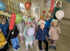 Przedszkolaki witają wiosnę.