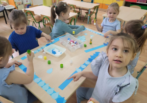 Dziewczynki wykonują kropelkową koronę.