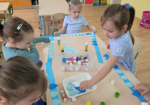 Dziewczynki wykonują kropelkową koronę.