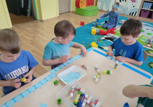 Chłopcy wykonują kropelkową koronę.