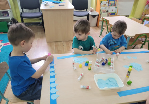 Chłopcy wykonują kropelkową koronę.
