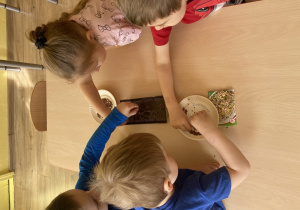Dzieci wysiewają nasiona do specjalnych pojemników - kiełkownic.