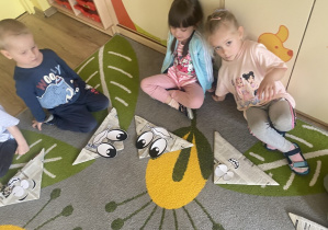 Dzieci dodają wybrane elementy - oczy i uśmiechy.