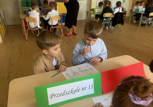 Chłopcy podczas zadania