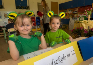 Dziewczynki w strojach żabek podczas zadania