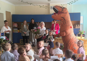 Dzieci z nagrodami i dinozaurem