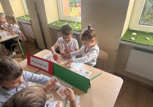 Dzieci podczas zadania konkursowego
