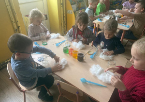 Dzieci podczas eksperymentu