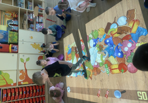 Chłopiec wyszukuje określone przedmioty.