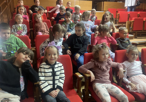 Dzieci w oczekiwaniu na rozpoczęcie prelekcji.