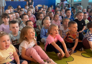 Dzieci oglądające przedstawienie.