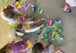 Dziewczynki wybierają przygotowane niespodzianki.