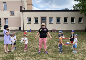 Przenoszenie piłki w parach.