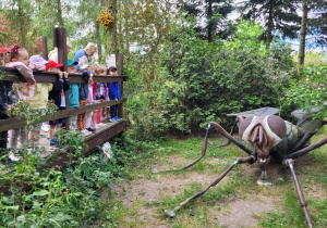 Dzieci oglądają gigantyczne rzeźby owadów