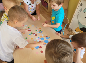 Dzień kropki w grupie "Biedronki"
