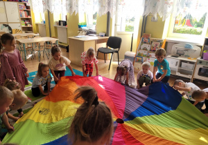 Zabawy z chustą animacyjną.