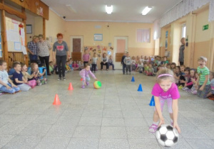 Toczenie piłki między pachołkami