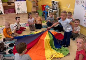 Dziewczynka zdejmuję chustę.