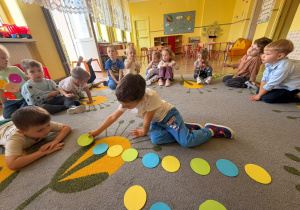 Chłopiec rozwiązuje zadanie z kropkami