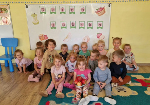 Dzieci pozują do zdjęcia grupowego
