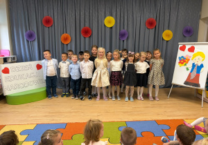 Dzieci występują z okazji Dnia Edukacji