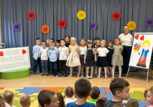 Dzieci występują z okazji Dnia Edukacji