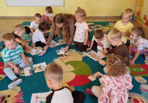 Dzieci dopasowują do siebie puzzle