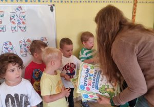 Wręczanie dyplomów dla chłopców