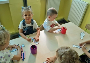 Dzieci tworzą prezenty dla chłopców