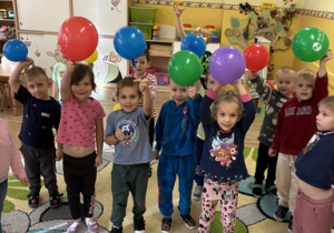 "Uciekający balon" - co się dzieje z balonem, gdy wypuścimy powietrze? - zabawa badawcza.