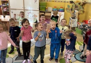 "Uciekający balon" - co się dzieje z balonem, gdy wypuścimy powietrze? - zabawa badawcza.