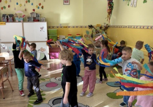 Zabawa przy muzyce z wykonanymi latawcami.