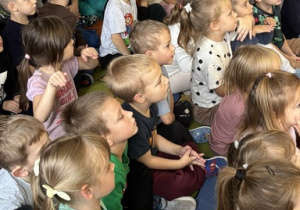 Dzieci z uwagą słuchają melodii granej na akordeonach.