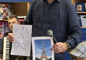 Pan Maciej prezentuje, co narysowała wcześniej dziewczynka.