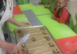 Dzieci robią ciasteczka