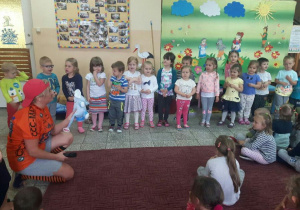 Dzieci przedstawiają wiersze Jana Brzechwy
