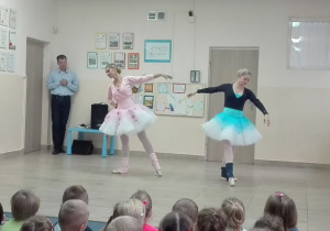 Dzieci oglądają balet