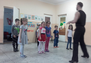 Dzieci uczą się tańca